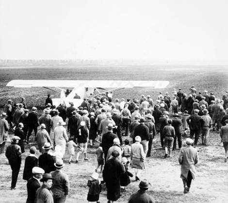 CHARLES LINDBERGH (1902-1974). American aviator. Crowds following the Spirit of St. Louis as Lindbergh prepares to takeoff for Paris, France, from Roosevelt Airfield, Long Island, 20 May 1927.  Copyright: xGRANGERx xGRANGERx 0069736