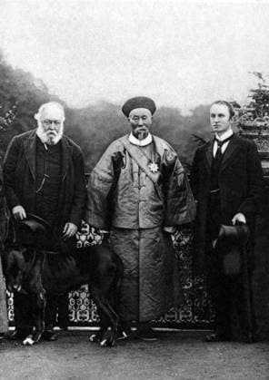 China UK: Li Hongzhang with Lord Salisbury (left) and Lord Curzon (right), Li Hongzhang or Li Hung-chang (simplified Chinese: æ?Žé¸¿ç« ; traditional Chinese: æ?Žé »ç« ; pinyin: LÇ? HongzhÄ?ng), Marquis Suyi of the First Class (Chinese: ä¸Äç­‰è‚Öæ¯Öä¾¯, p YÄ«dÄ›ng SÃ¹ YÃ¬ Hou), GCVO, (February 15, 1823 November 7, 1901) was a leading statesman of the late Qing Empire. He quelled several major rebellions and served in important positions of the Imperial Court, including the premier viceroyalty of Zhili.<br ><br > Although he was best known in the West for his generally pro-modern stance and importance as a negotiator, Li antagonized the British with his support of Russia as a foil against Japanese expansionism in Manchuria and fell Copyright: xxPicturesxFromxHistoryx