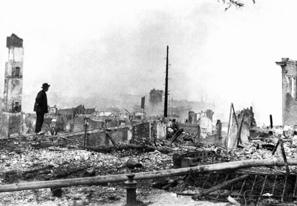 SAN FRANCISCO, 1906. The wreckage in San Francisco s Chinatown following the earthquake and fire of 18 April 1906. Photographed by Arnold Genthe.  Copyright: xGRANGERx xGRANGERx 0070636