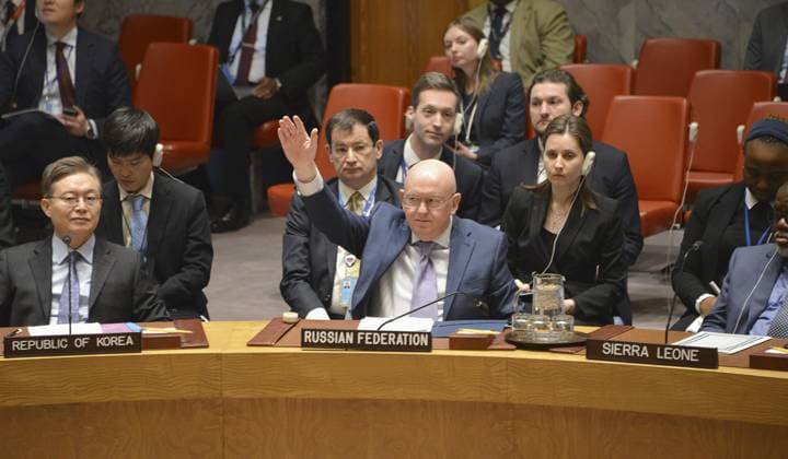 Bilder des Jahres 2024, News 03 März News Themen der Woche KW12 News Bilder des Tages U.N. session on U.S.-proposed Gaza resolution Russian Ambassador to the United Nations Vassily Nebenzia (C) vetoes a resolution proposed by the United States on the Gaza crisis during a U.N. Security Council meeting at the U.N. headquarters in New York on March 22, 2024.  A14AA0002627353P