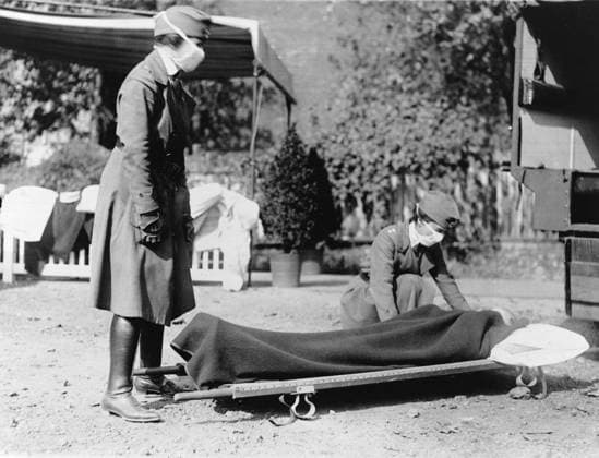 FLU: WASHINGTON, 1918. American Red Cross volunteers at an emergency medical station at Washington, D.C., during the influenza epidemic of 1918.  Copyright: xGRANGERx xGRANGERx 0083804