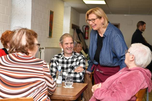 Saarlands Ministerpräsidentin Anke Rehlinger (SPD) besucht am Samstag (23.3.2024) in Heiligenwald das AWO WintercafŽ. Die vom Land getragene Aktion half Bedürftigen über den Winter, sie endet zum April. *** Saarlands Minister President Anke Rehlinger SPD visits the AWO WintercafŽ in Heiligenwald on Saturday 23 3 2024 The campaign supported by the state helped those in need over the winter, it ends in April bub