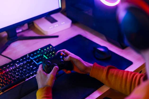 Gamer playing video games on computer at home model released, Symbolfoto property released, EGHF00837