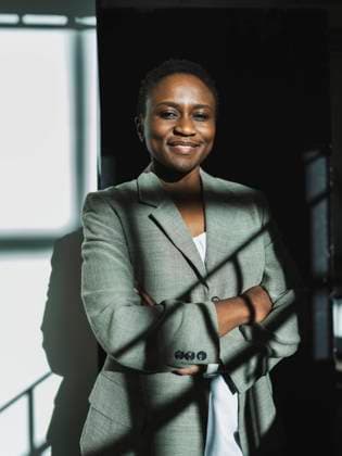 Creative Highlights Symbolbilder Smiling businesswoman standing with arms crossed at office model released, Symbolfoto property released, MFF09566