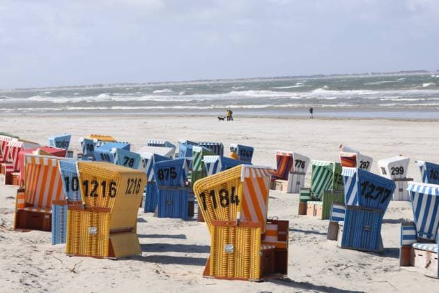 News Themen der Woche KW12 News Bilder des Tages Niedersachsen, Langeoog, Urlaub an der Nordsee,, Meer, Strand, Wasser, Ostfriesland, Osterurlaub, Wetter, die ersten Strandkörbe sind aufgestellt, Strandkorb, *** Lower Saxony, Langeoog, vacation at the North Sea,, sea, beach, water, East Frisia, Easter vacation, weather, the first beach chairs are set up, beach chair,