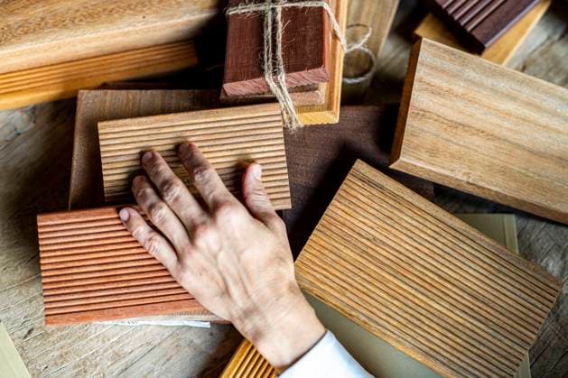 Creative Highlights Symbolbilder Hand of mature businesswoman choosing wooden samples on desk model released, Symbolfoto property released, DLTSF03768