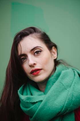 Creative Highlights Symbolbilder Woman wearing scarf in front of green wall model released, Symbolfoto, AMWF02060