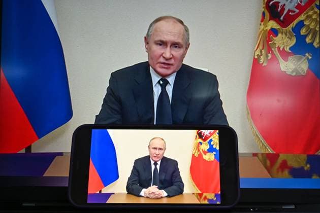 News Themen der Woche KW12 News Bilder des Tages (240323) -- MOSCOW, March 23, 2024 -- This photo taken in Moscow, Russia on March 23, 2024 shows screens displaying Russian President Vladimir Putin speaking in a televised address to the nation. Putin said Saturday all four perpetrators of the Moscow terrorist attack were arrested. He also declared March 24 a day of national mourning in Russia for those killed in the terrorist attack. ) RUSSIA-MOSCOW-PUTIN-MOURNING CaoxYang 