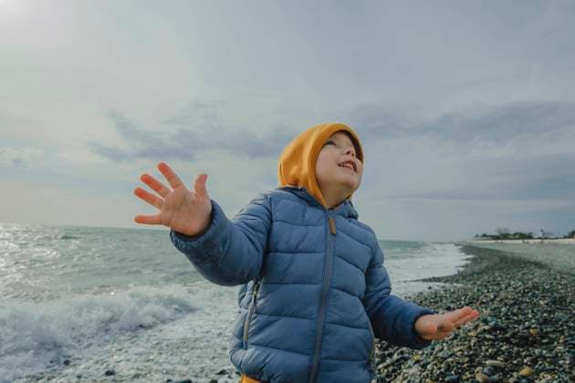 Creative Highlights Symbolbilder Happy boy enjoying at pebble beach model released, Symbolfoto, KVBF00019