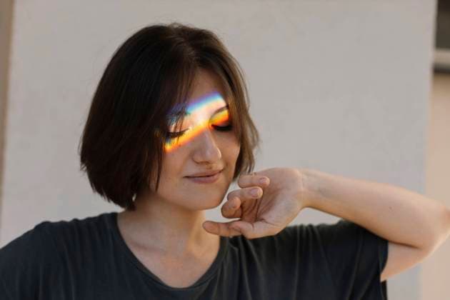 Creative Highlights Symbolbilder Woman with rainbow colored light reflection on face model released, Symbolfoto, MCHF00003
