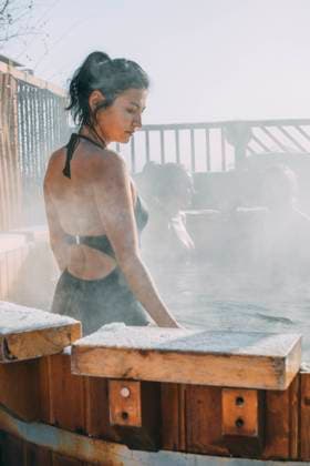 Woman standing in bathtub near friends at spa model released, Symbolfoto property released, ADF00294