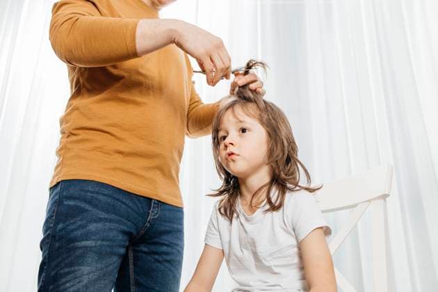 Father cutting son s hair at home model released, Symbolfoto property released, ELMF00033