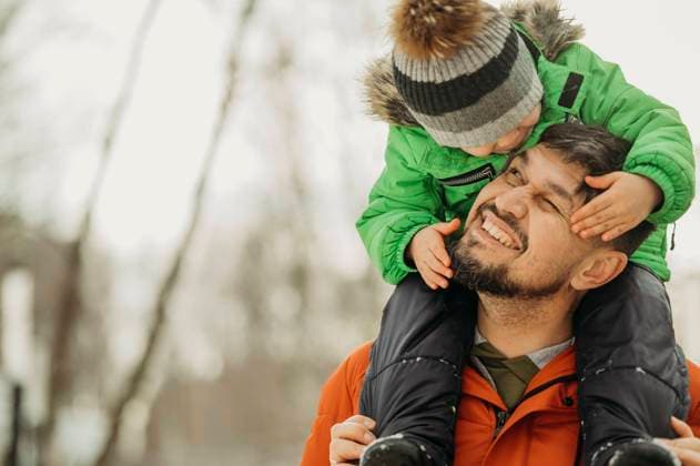 Smiling man carrying son on shoulder in winter model released, Symbolfoto, ANAF02756