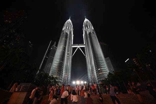 News Themen der Woche KW12 News Bilder des Tages (240323) -- KUALA LUMPUR, March 23, 2024 -- This photo taken on March 23, 2024 shows the Petronas Twin Towers before the Earth Hour event in Kuala Lumpur, Malaysia. Earth Hour is a worldwide movement organized by the World Wide Fund for Nature. The event is held annually, encouraging individuals, communities, and businesses to turn off non-essential electric lights, for one hour, from 8:30 p.m. to 9:30 p.m. on the last Saturday of March, as a symbol of commitment to the planet. (Photo by Chong Voon Chung Xinhua) MALAYSIA-KUALA LUMPUR-EARTH HOUR ChengxYiheng 
