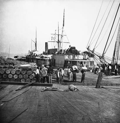 CIVIL WAR: BLACK LABOR. Contraband (slaves freed upon entering Union lines) workers unloading vessels at City Point, Virginia, the location of Ulysses S. Grant s headquarters during the Petersburg Campaign, c1864-1865.  Copyright: xGRANGERx xGRANGERx 0090477