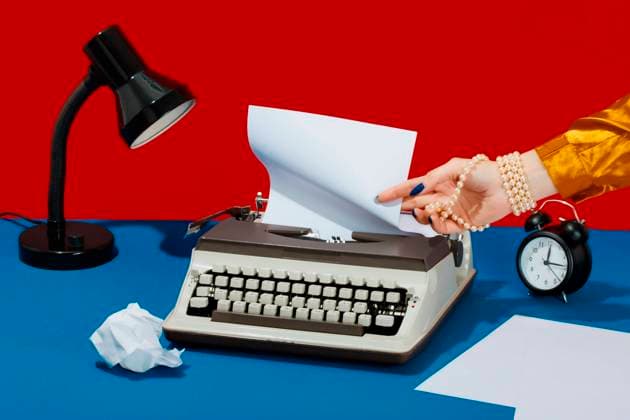Creative Highlights Symbolbilder Writer removing paper from typewriter on desk model released, Symbolfoto, RDTF00011
