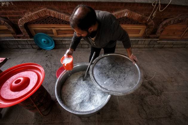 Bilder des Jahres 2024, News 03 März News Themen der Woche KW12 India: Local mosque hosts open biggest iftar event in Kashmir Local mosque members preparing food for people to them break their fast, outside a mosque during holy month of Ramadan. Masjid-e-Bilal (RDA) in Srinagar has become a beacon of generosity, offering Iftar to more than 700 individuals daily during the sacred month of Ramadan, on March 23,2024, in Srinagar, India. Srinagar Jammu and Kashmir India Copyright: MubashirxHassan