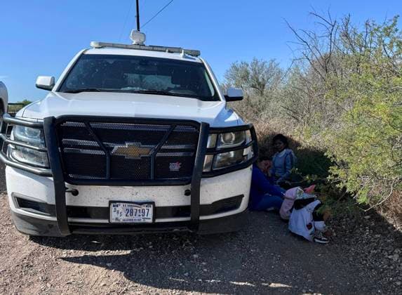 Salvadorans Laura and Susana, who crossed into the United States through the river in front of Jimenez (Coahuila, Mexico) with two girls and two boys under 8 years old, were arrested by Border Patrol in Eagle Pass, Texas, USA, 23 March 2024. Although the Texas law on detention and deportation of immigrants SB4 is suspended by Justice, the state National Guard tries to prevent entry with barbed wire and shouting The police are going to stop you. That is the warning for those who dare to cross into the United States from Mexico in front of the posts of the Texas National Guard, which has taken control of the border line as part of Operation Lone Star and which, with SB4, wants to deal with undocumented immigration as a crime. The police  Copyright: xOctavioxGuzmánx AME1525 20240323-55013206086_1
