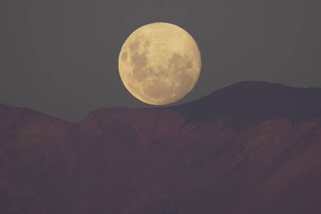 Creative Highlights World News Bilder des Tages March 23, 2024, Santiago, Metropolitana, Chile: The nearly full moon appears over the Andes Mountains in Santiago, Chile, at sunset. Santiago Chile - ZUMAb332 20240323_zip_b332_008 Copyright: xMatiasxBasualdox