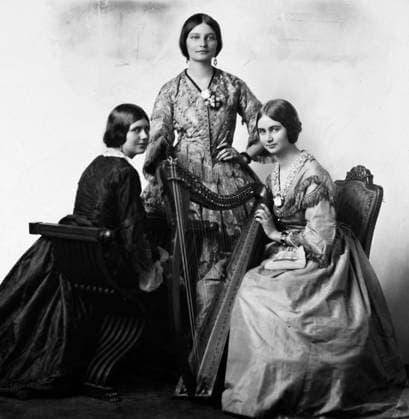 THE FULLER SISTERS, 1915. English folk-singing trio. Photographed 1915.  Copyright: xGRANGERx xGRANGERx 0097303