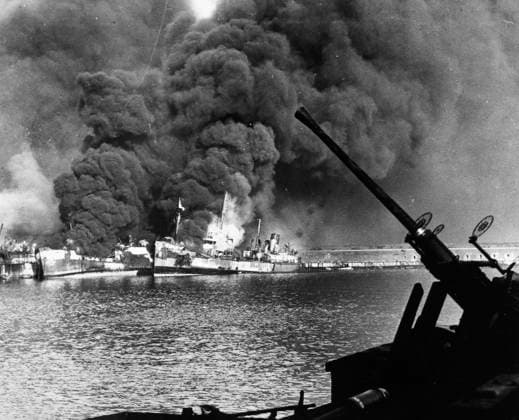 WORLD WAR II: PEARL HARBOR. Damaged U.S. battleships at the naval base at Pearl Harbor, Hawaii, following the Japanese attack on 7 December 1941, with an anti-aircraft gun in the foreground.  Copyright: xGRANGERx xGRANGERx 0100314