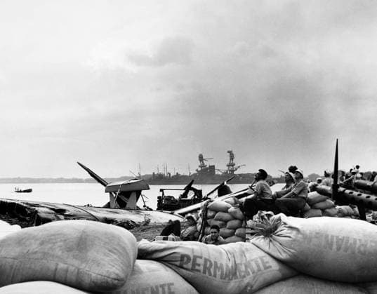 WORLD WAR II: PEARL HARBOR. American sailors on the lookout for enemy raiders at the U.S. naval base at Pearl Harbor, Hawaii, following the Japanese attack on 7 December 1941.  Copyright: xGRANGERx xGRANGERx 0100317