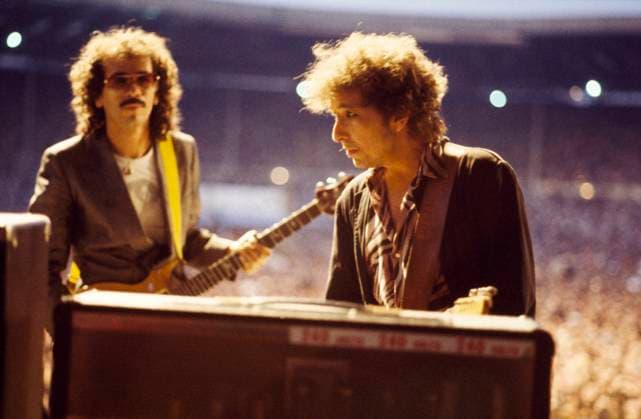 Bob Dylan - Archive Bob Dylan and carlos Santana Wembley stadium London 1984, Credit:Michael Putland Retna Pictures Avalon 0535877922