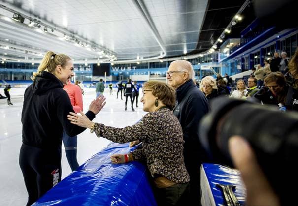 HEERENVEEN - Joy Beune, Princess Margriet and Pieter van Vollenhoven on the Thialf ice rink during the kick-off of De Hollandse 100. The duathlon is held annually to raise money for research into the nature and treatment of lymphoma. ANP KOEN VAN WEEL netherlands out - belgium out  Copyright: xx x494441439x originalFilename: 494441439.jpg