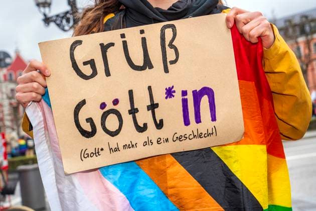 Bilder des Jahres 2024, News 03 März News Themen der Woche KW12 News Bilder des Tages Grüß Gött*in, Schild bei Demo gegen Genderverbot, München, März 2024 Deutschland, München, 24. März 2024, Grüß Gött*in, Schild bei Demo gegen Söders Genderverbot, Motto: Wir lassen uns den Mund nicht verbieten, Demonstration von SlutWalk München, Gärtnerplatz ab 13 Uhr, ca. 150-200 TeilnehmerInnen, Regenbogenflagge, Gendern, Politik, Protest, Bayern, *** Grüß Göttin, sign at demonstration against gender ban, Munich, March 2024 Germany, Munich, March 24, 2024, Grüß Göttin, sign at demonstration against Söders gender ban, motto Wir lassen uns den Mund nicht verbieten, demonstration by SlutWalk Munich, Gärtnerplatz from 1 pm, approx. 150 200 participants, rainbow flag, gender, politics, protest, Bavaria,