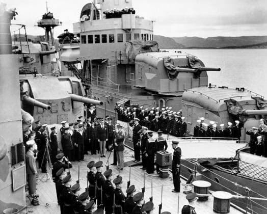 ATLANTIC CHARTER, 1941. President Franklin D. Roosevelt boarding HMS Prince of Wales off the coast of Newfoundland in order to confer with Prime Minister Winston Churchill, 9 August 1941, a secret meeting that would produce the so-called Atlantic Charter.  Copyright: xGRANGERx xGRANGERx 0108391