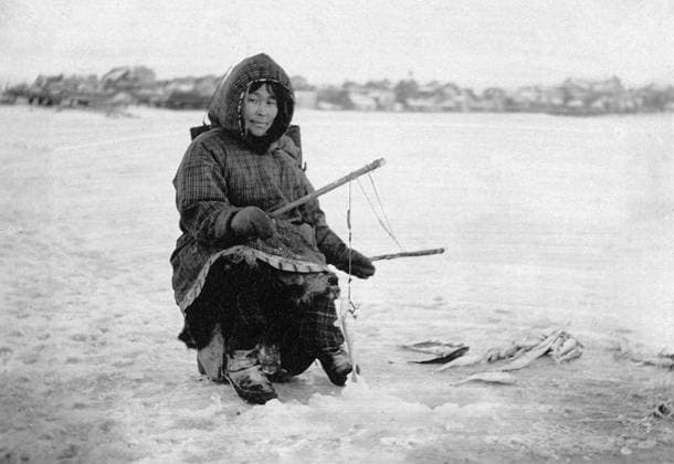 ALASKA: INUIT ICE FISHING. An Inuit ice fishing in Nome, Alaska. Photograph, c1900-1930.  Copyright: xGRANGERx xGRANGERx 0113321