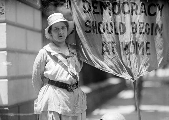 WHITE HOUSE: SUFFRAGETTE. A suffragette picketing in front of the White House, Washington, D.C., 1917.  Copyright: xGRANGERx xGRANGERx 0114908