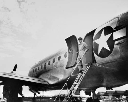 DOUGLAS MACARTHUR (1880-1964). U.S. Army General. MacArthur arriving at Atsugi Airport, near Tokyo, Japan, on 28 August 1945, to attend the signing of the surrender of Japan to Allied forces.  Copyright: xGRANGERx xGRANGERx 0114975