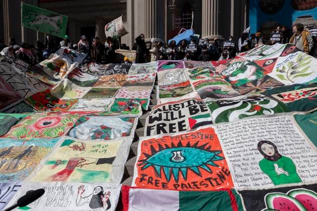 Bilder des Jahres 2024, News 03 März News Themen der Woche KW12 News Bilder des Tages March 24, 2024, New York, New York, USA: A huge quilt for Gaza was unfurled on the steps of the Met by pro-Palestinian protesters. Hundreds of protesters along with musicians, dancers and speakers occupied the steps on Fifth Ave. New York USA - ZUMAr174 20240324_znp_r174_016 Copyright: xGinaxMxRandazzox