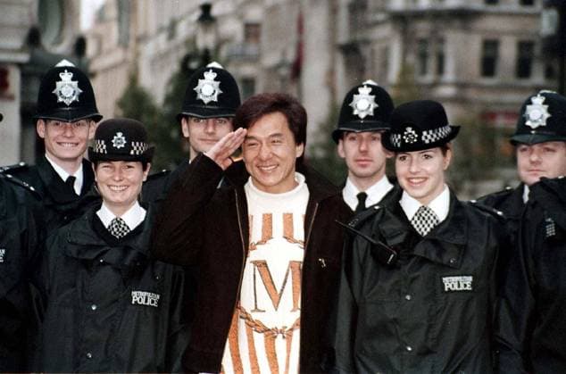 JACKIE CHAN PROMOTES HIS LATEST MOVIE RUSH HOUR IN LEICESTER SQUARW WITH MEMBERS OF THE POLICE, LONDON, BRITAIN - 1998 JACKIE CHAN WITH THE METROPOLITAN POLICE JACKIE CHAN PROMOTES HIS LATEST MOVIE RUSH HOUR IN LEICESTER SQUARW WITH MEMBERS OF THE POLICE, LONDON, BRITAIN - 1998, Credit:PNS Avalon  Copyright: xPNSx xAvalonx 0688894657