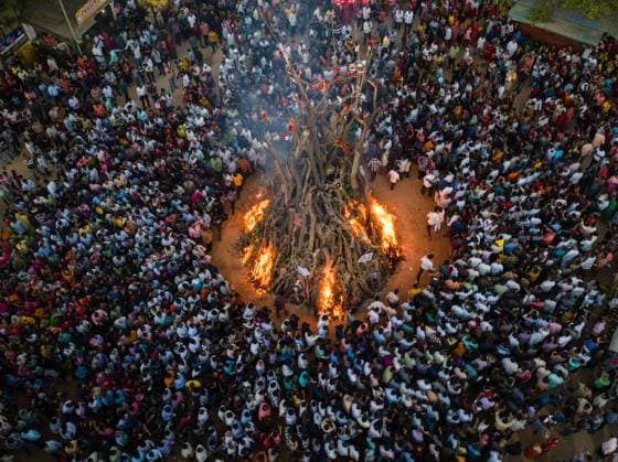 Bilder des Jahres 2024, News 03 März News Themen der Woche KW12 News Bilder des Tages March 24, 2024, Gandhinagar, Gujarat, India: Flames reaching heights of over 35 feet can be seen during Holi celebrations in the local villages near Gandhinagar. The people of the village get together and start massive preparations a fortnight before Holika Dahan. Paddy is also collected along with wood, kites, bridges, coconuts. A huge is made by collecting the materials of Holi. The Holika dahan ritual is performed according to age-old traditions. People observe Holika Dahan, which symbolizes the burning of evil, a day before the Holy which is celebrated with colour and festivity across the country. Gandhinagar India - ZUMAs263 20240324_zip_s263_006 Copyright: xSaurabhxSirohiyax
