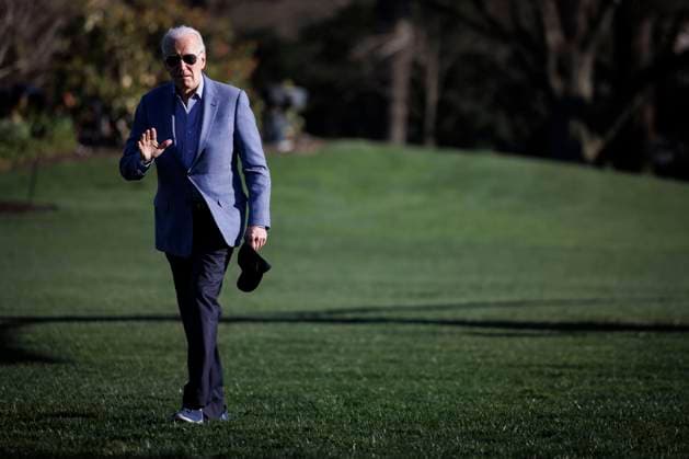 News Themen der Woche KW12 US President Joe Biden walks on the South Lawn of the White House after arriving on Marine One in Washington, DC on Sunday, March 24, 2024. Biden on Saturday signed a $1.2 trillion funding package that keeps the US government running through Sept. 30, averting a partial shutdown.  WAX20240324206 TingxShen