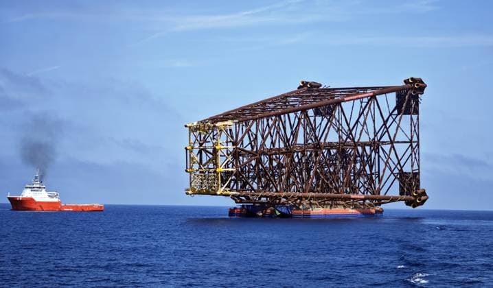 News Themen der Woche KW12 ZHUHAI, CHINA - MARCH 25: The offshore installation of Asia s first deepwater jacket, Haiji-2, independently designed and developed by China National Offshore Oil Corporation (CNOOC), is in progress on March 25, 2024 in Zhuhai, Guangdong Province of China. The installation of China s homegrown Haiji-2 deepwater jacket will start on March 24 at an oilfield in the Pearl River Mouth Basin sea area, marking the first time in Asia of a fixed jacket installation conducted in waters deeper than 300 meters.  Copyright: xVCGx 111487428904