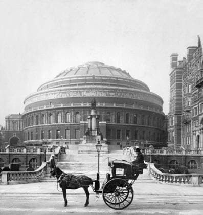 LONDON: ALBERT HALL, c1904. Horse and cart outside the Royal Albert Hall rotunda in London, England. Photograph, c1904.  Copyright: xGRANGERx xGRANGERx 0122257