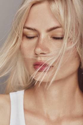 Creative Highlights Symbolbilder Blonde blue-eyed woman, perfect skin, windy hair Wroc?aw, Lower Silesian Voivodeship, Poland CR_PJWUOI240320-1372536-01 ,model released, Symbolfoto
