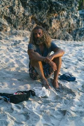 Creative Highlights Symbolbilder Arabic palestinian man with long curly hair is resting in the beach. Denpasar, Bali, Indonesia CR_YUKI240320-1373656-01 ,model released, Symbolfoto