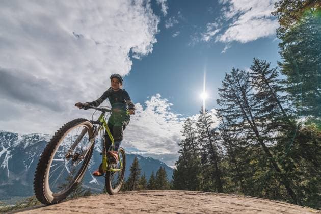 Woman mountain biking with mountains in the background Pemberton, British Columbia, Canada CR_ALEG2402238E-384570-01 ,model released, Symbolfoto