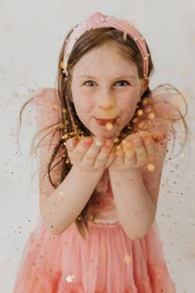 Creative Highlights Symbolbilder Close up of young girl blowing glitter at camera Sioux Falls, South Dakota, United States CR_ASWE240321-1369518-01 ,model released, Symbolfoto