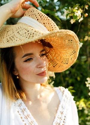 A beautiful woman in a straw hat in a summer blooming garden Gera, Thuringia, Germany CR_GGIE2403224F-1376457-01 ,model released, Symbolfoto