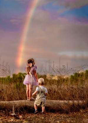 Creative Highlights Symbolbilder Young children witness beautiful rainbow after the rain Seal Beach, California, United States CR_GOVD240321-1375831-01 ,model released, Symbolfoto