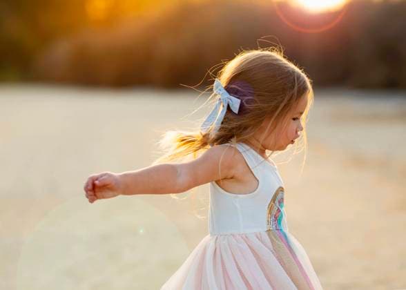 Creative Highlights Symbolbilder Young girl twirls on dirt path under the golden hour light Seal Beach, California, United States CR_GOVD2403216E-1376575-01 ,model released, Symbolfoto