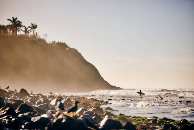 Creative Highlights World Distant view of person standing with surfboard in sea against sky Rancho Palos Verdes, California, United States CR_JAJEES240313-1368075-01 ,model released, Symbolfoto