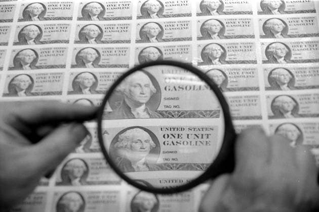 IMAGO History, Ölpreiskrise 1973 OIL CRISIS, 1974. Gasoline ration stamps being printed at the Bureau of Engraving and Printing in Washington, D.C., 31 January 1974, in response to the oil crisis that had begun the previous October. Photographed by Warren K. Leffler.  Copyright: xGRANGERx xGRANGERx 0125731