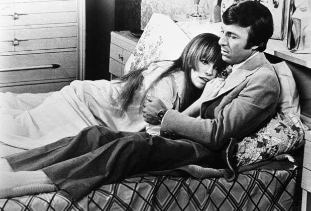 TV: MARY HARTMAN, 1976. Louise Lasser (Mary Hartman of the title) and Greg Mullavey in the soap opera parody Mary Hartman, Mary Hartman, produced by Norman Lear, 1976.  Copyright: xGRANGERx xGRANGERx 0127155