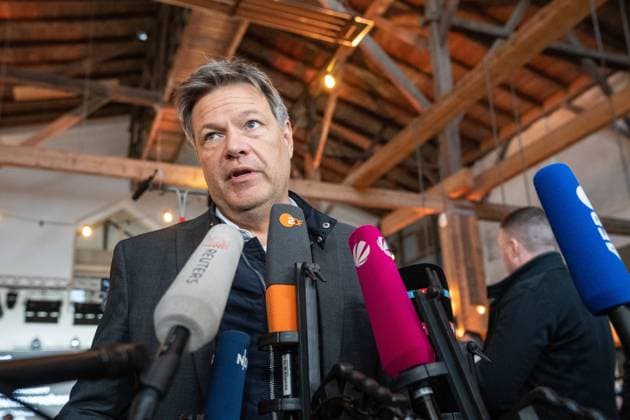News Themen der Woche KW13 News Bilder des Tages Northvolt - Baubeginn Batteriezellfabrik bei Heide in Schleswig-Holstein - Robert Habeck, Bundeswirtschaftsminister, gibt vor Beginn der Veranstaltung ein Pressestatement a;Northvolt - Baubeginn Batteriezellfabrik bei Heide in Schleswig-Holstein - Robert Habeck, Bundeswirtschaftsminister, gibt vor Beginn der Veranstaltung ein Pressestatement a, Heide Schleswig-Holstein Deutschland Baugelände bei Hedwigenkoog *** Northvolt start of construction of battery cell factory near Heide in Schleswig Holstein Robert Habeck, Federal Minister of Economics, makes a press statement before the start of the event a Northvolt start of construction of battery cell factory near Heide in Schleswig Holstein Robert Habeck, Federal Minister of Economics, makes a